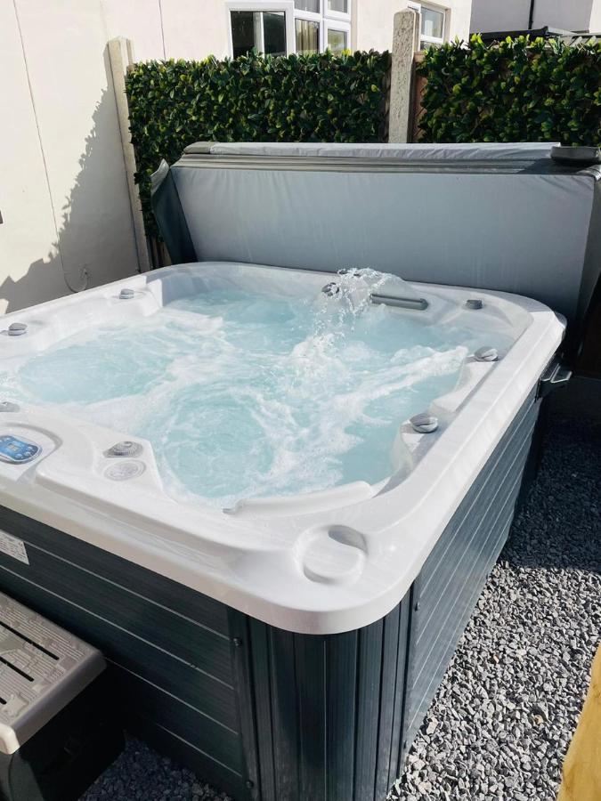 Stylish Hot Tub House With Free Parking! Villa York Exteriör bild
